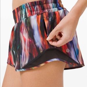 Lululemon Chroma Fusion Hotty Hot Shorts 2.5